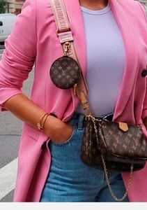 LV multi purseThe Multi Pochette Accessoires is a hybrid cross-body bag.